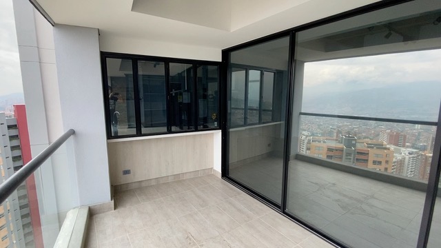 Terraza con ventanales de película de control solar