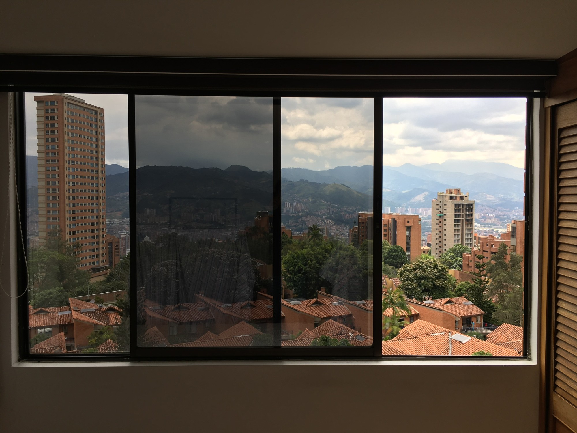 Ventanal con película de control solar y vista a la ciudad