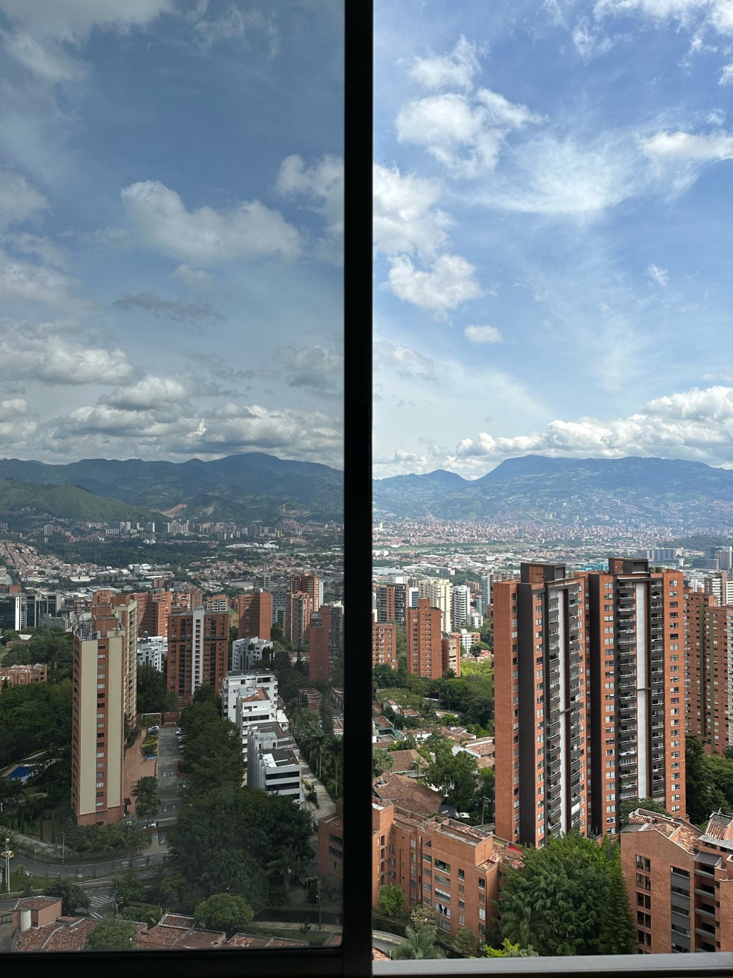 Comparación de vidrio con y sin película frente a la ciudad